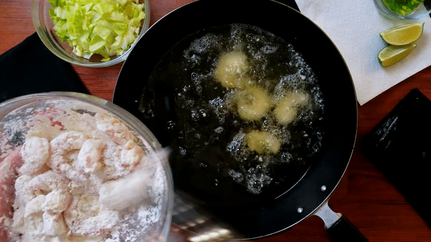 Drop the shrimp into the hot oil to quickly fry 